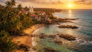 Praia e recifes de Aquiraz com coqueiros, ideal para contabilidade em Aquiraz, destaque natural e histórico da cidade.