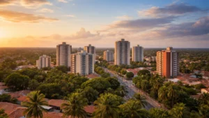 Imagem realista da paisagem urbana e vegetação, ideal para contabilidade em Horizonte, Ceará, transmitindo tranquilidade e profissionalismo.